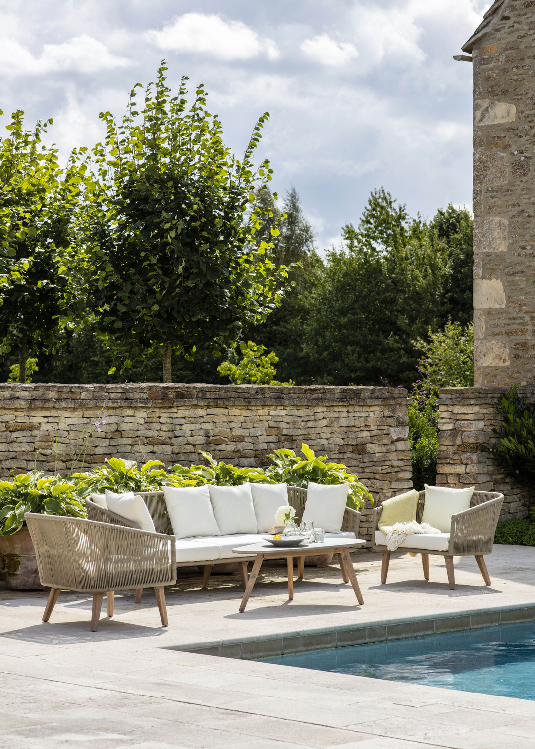 Summer Entertaining Essentials: Must-Have Garden Furniture and Accessories