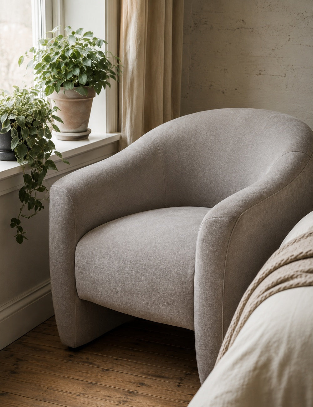 Elio armchair in pebble